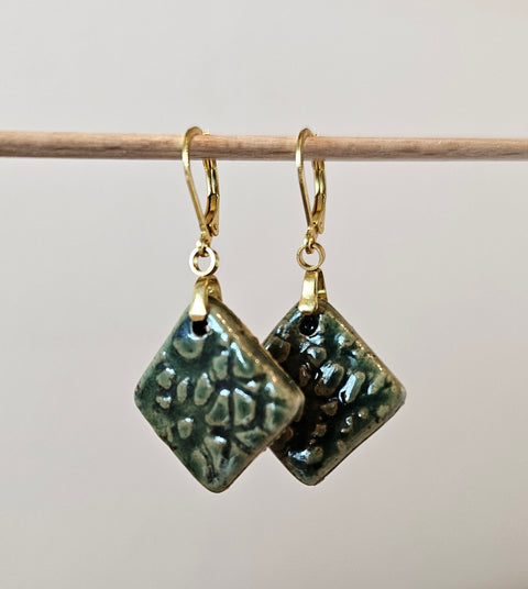 Ročno izdelani keramični uhani – zeleni pravokotnik