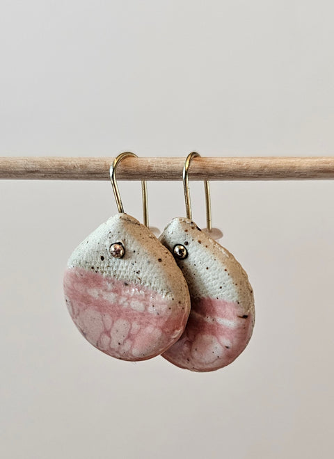 Ročno izdelani keramični uhani – roza kapljica