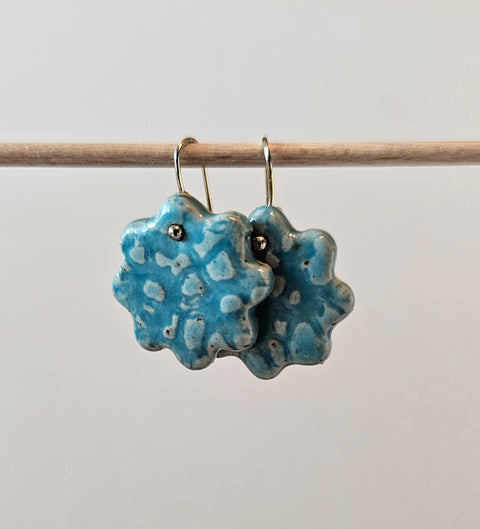 Ročno izdelani keramični uhani – modri cvet