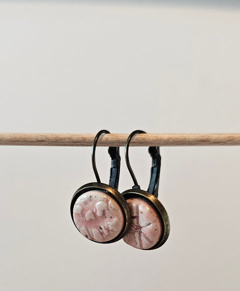 Ročno izdelani keramični uhani – roza mini krog